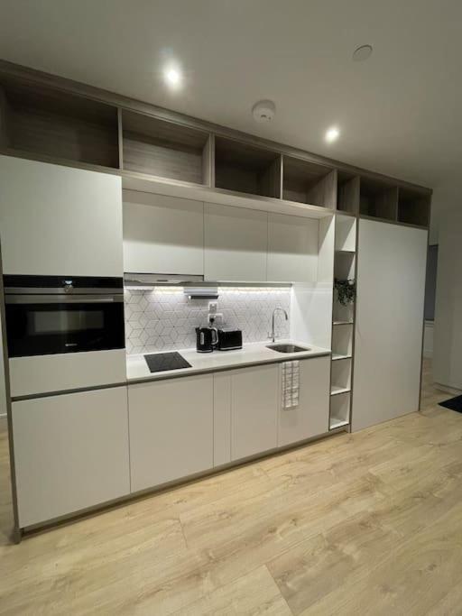 Luxx Apartment & Suites, London Heathrow Airport, Terminal 4, Piccadilly Underground Train Station Nearby! Hillingdon Exterior foto
