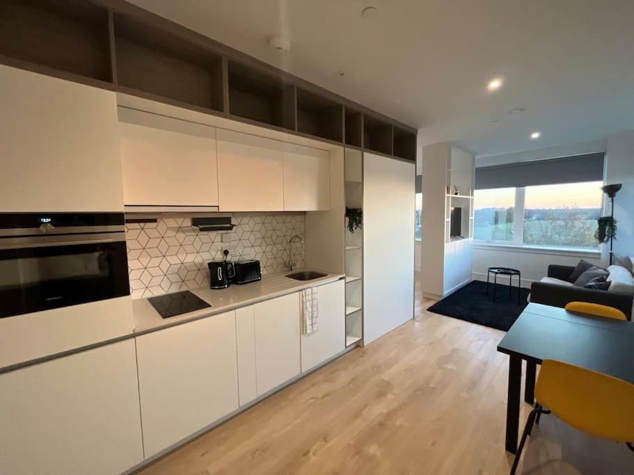Luxx Apartment & Suites, London Heathrow Airport, Terminal 4, Piccadilly Underground Train Station Nearby! Hillingdon Exterior foto