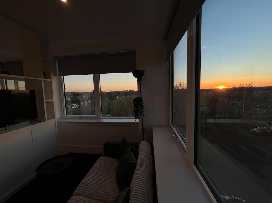 Luxx Apartment & Suites, London Heathrow Airport, Terminal 4, Piccadilly Underground Train Station Nearby! Hillingdon Exterior foto
