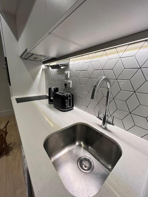 Luxx Apartment & Suites, London Heathrow Airport, Terminal 4, Piccadilly Underground Train Station Nearby! Hillingdon Exterior foto