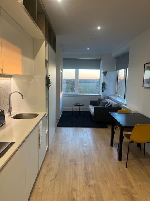 Luxx Apartment & Suites, London Heathrow Airport, Terminal 4, Piccadilly Underground Train Station Nearby! Hillingdon Exterior foto