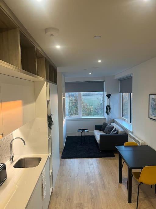 Luxx Apartment & Suites, London Heathrow Airport, Terminal 4, Piccadilly Underground Train Station Nearby! Hillingdon Exterior foto