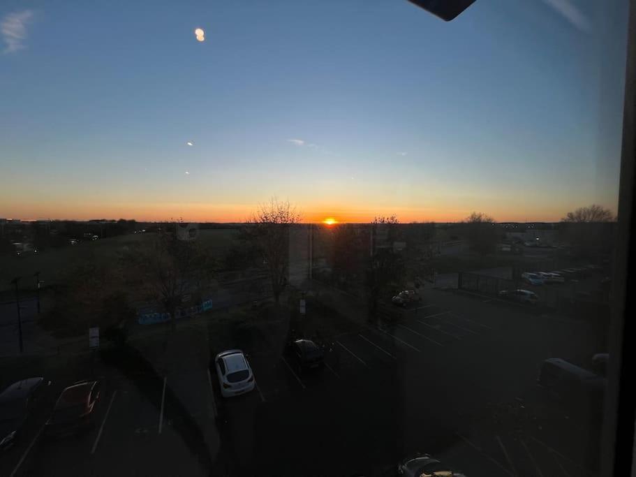 Luxx Apartment & Suites, London Heathrow Airport, Terminal 4, Piccadilly Underground Train Station Nearby! Hillingdon Exterior foto