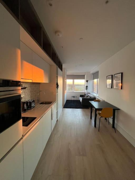 Luxx Apartment & Suites, London Heathrow Airport, Terminal 4, Piccadilly Underground Train Station Nearby! Hillingdon Exterior foto