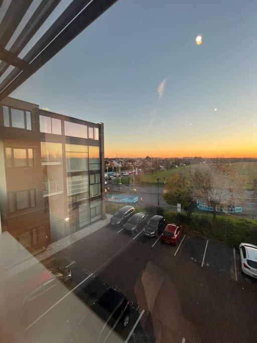 Luxx Apartment & Suites, London Heathrow Airport, Terminal 4, Piccadilly Underground Train Station Nearby! Hillingdon Exterior foto