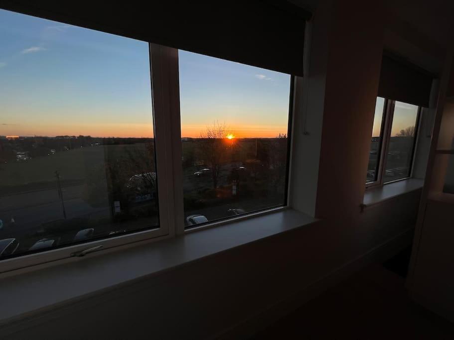 Luxx Apartment & Suites, London Heathrow Airport, Terminal 4, Piccadilly Underground Train Station Nearby! Hillingdon Exterior foto