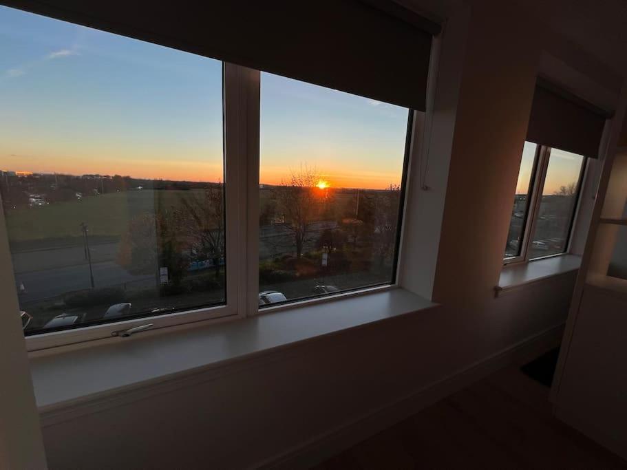 Luxx Apartment & Suites, London Heathrow Airport, Terminal 4, Piccadilly Underground Train Station Nearby! Hillingdon Exterior foto