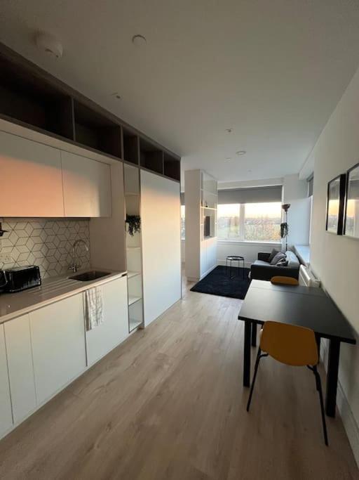 Luxx Apartment & Suites, London Heathrow Airport, Terminal 4, Piccadilly Underground Train Station Nearby! Hillingdon Exterior foto