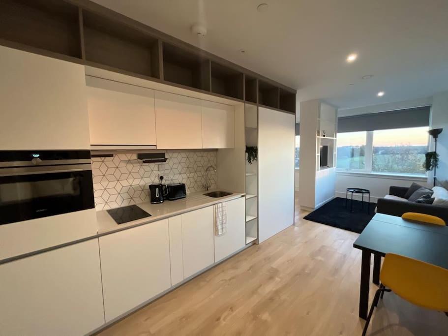 Luxx Apartment & Suites, London Heathrow Airport, Terminal 4, Piccadilly Underground Train Station Nearby! Hillingdon Exterior foto