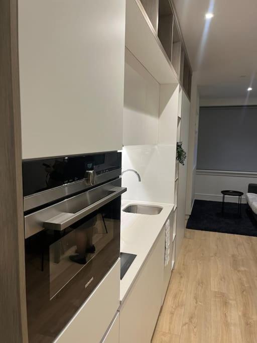 Luxx Apartment & Suites, London Heathrow Airport, Terminal 4, Piccadilly Underground Train Station Nearby! Hillingdon Exterior foto