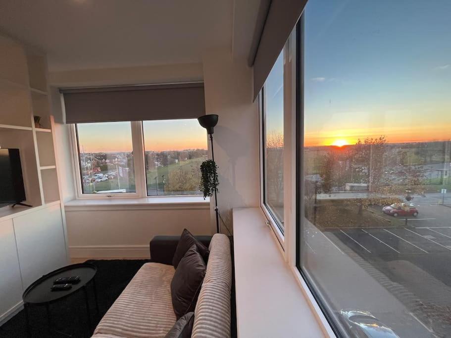 Luxx Apartment & Suites, London Heathrow Airport, Terminal 4, Piccadilly Underground Train Station Nearby! Hillingdon Exterior foto