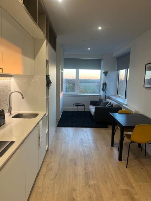 Luxx Apartment & Suites, London Heathrow Airport, Terminal 4, Piccadilly Underground Train Station Nearby! Hillingdon Exterior foto
