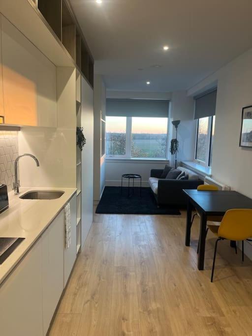 Luxx Apartment & Suites, London Heathrow Airport, Terminal 4, Piccadilly Underground Train Station Nearby! Hillingdon Exterior foto