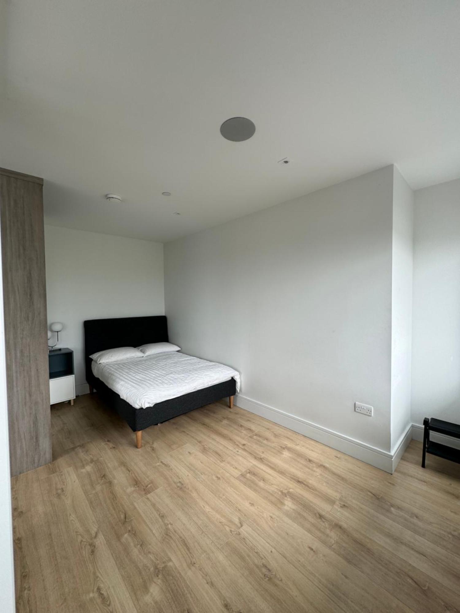 Luxx Apartment & Suites, London Heathrow Airport, Terminal 4, Piccadilly Underground Train Station Nearby! Hillingdon Exterior foto