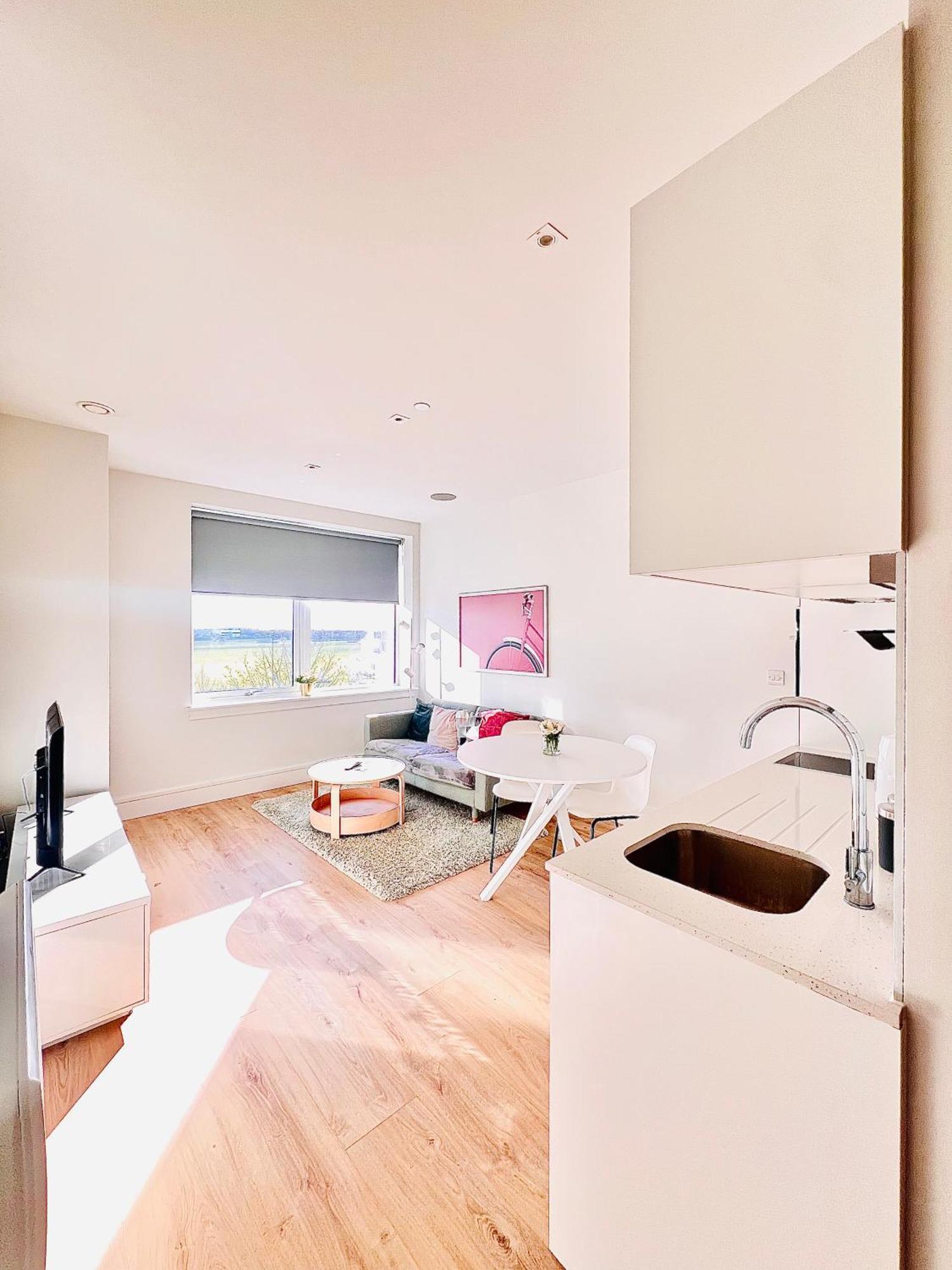 Luxx Apartment & Suites, London Heathrow Airport, Terminal 4, Piccadilly Underground Train Station Nearby! Hillingdon Exterior foto