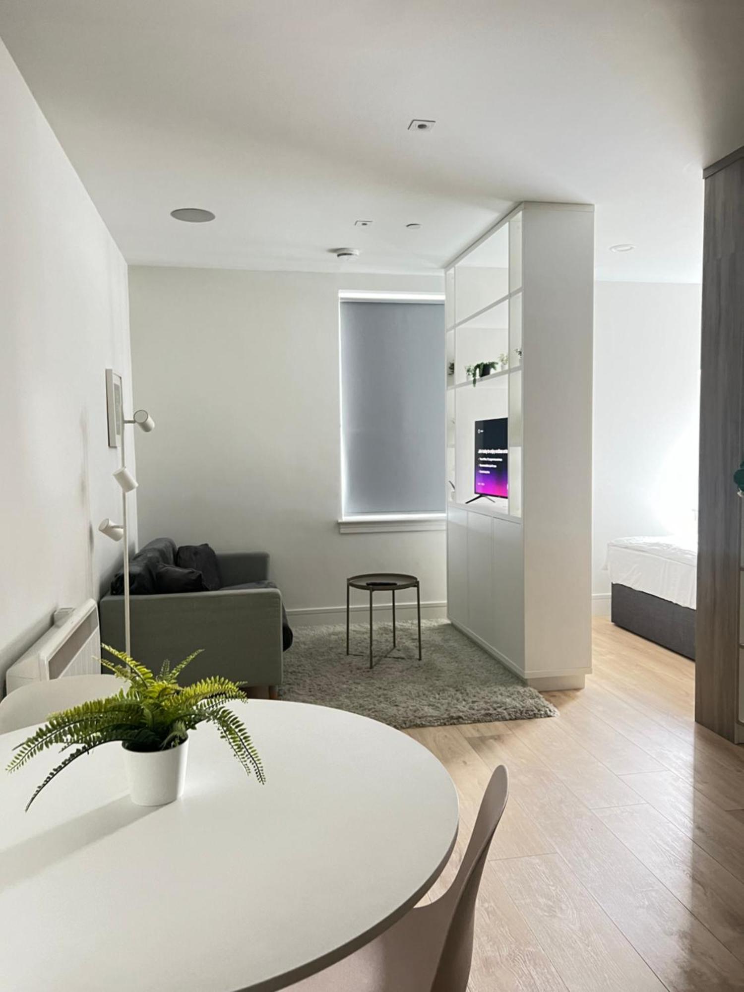 Luxx Apartment & Suites, London Heathrow Airport, Terminal 4, Piccadilly Underground Train Station Nearby! Hillingdon Exterior foto